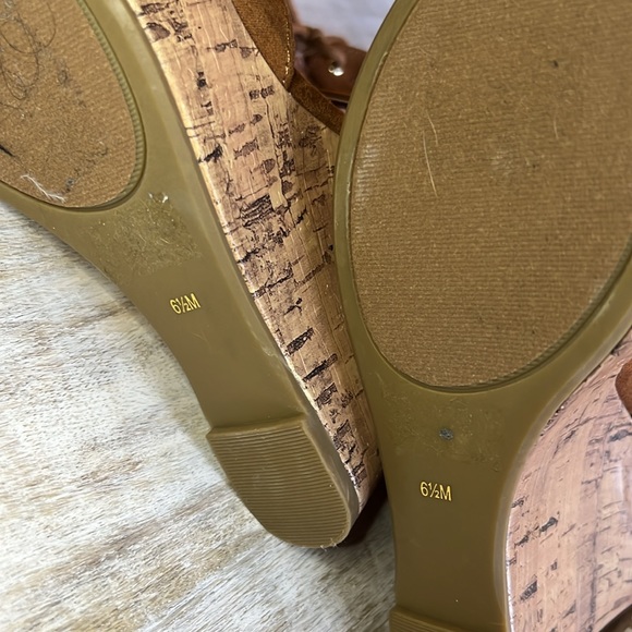 G BY GUESS Ankle lace up wedge Color is Chestnut Brown size 6 1/2M Brand New! - Picture 5 of 8